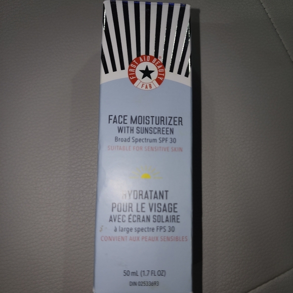 First Aid Beauty Face Moisturizer with Sunscreen - Picture 4 of 4